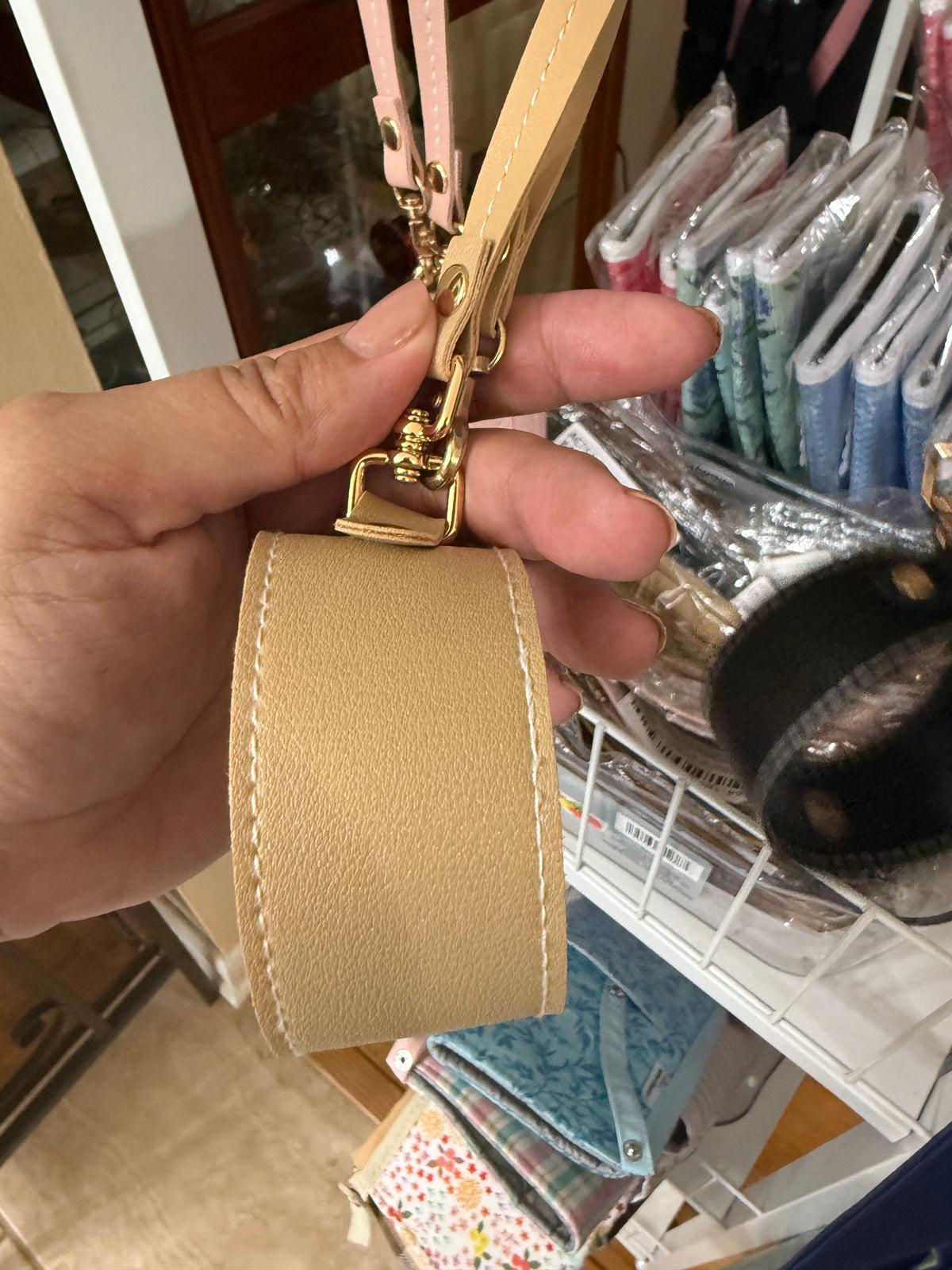 Travel Accessory Clip - Scarf Glove Hat Holder for Luggage and for Travel Bag Strap