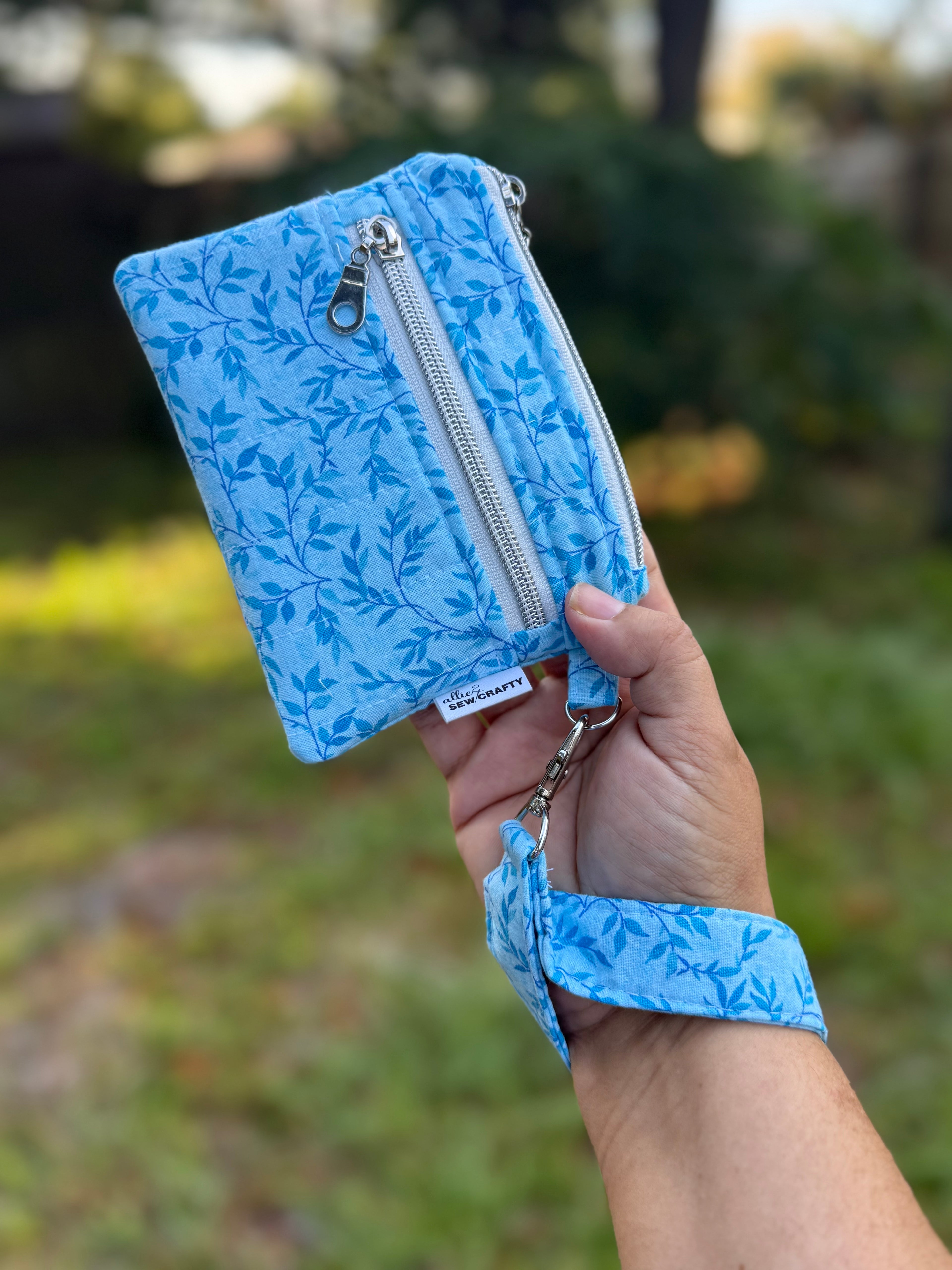 Double Zipper Wristlet Wallet Blue Vines